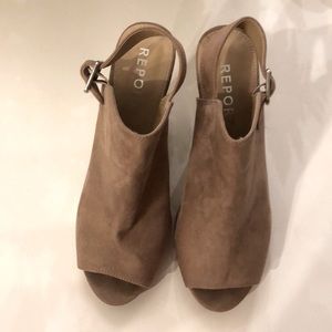 Report Suede Sandal EUC